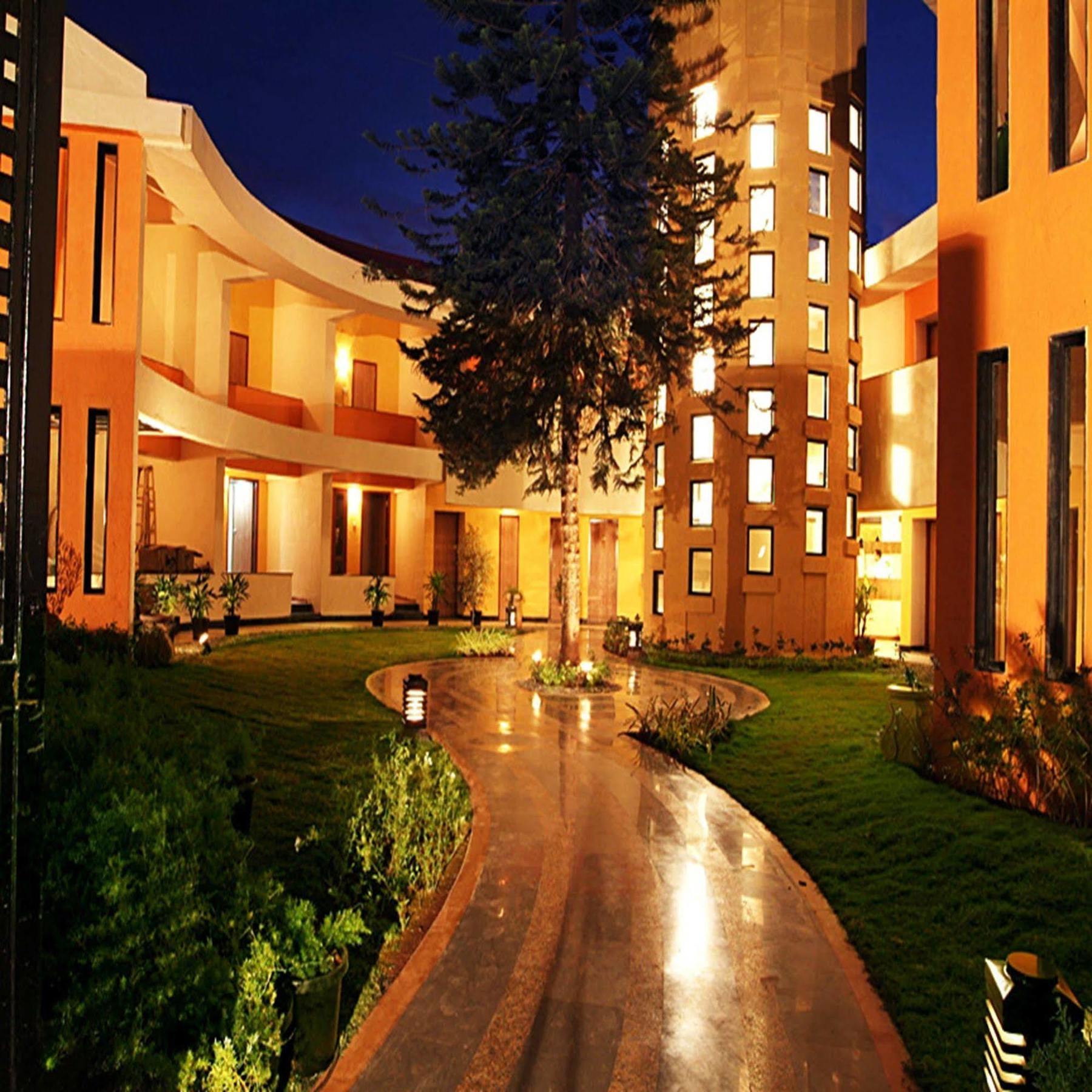 Sahil Sarovar Portico Лонавала Экстерьер фото